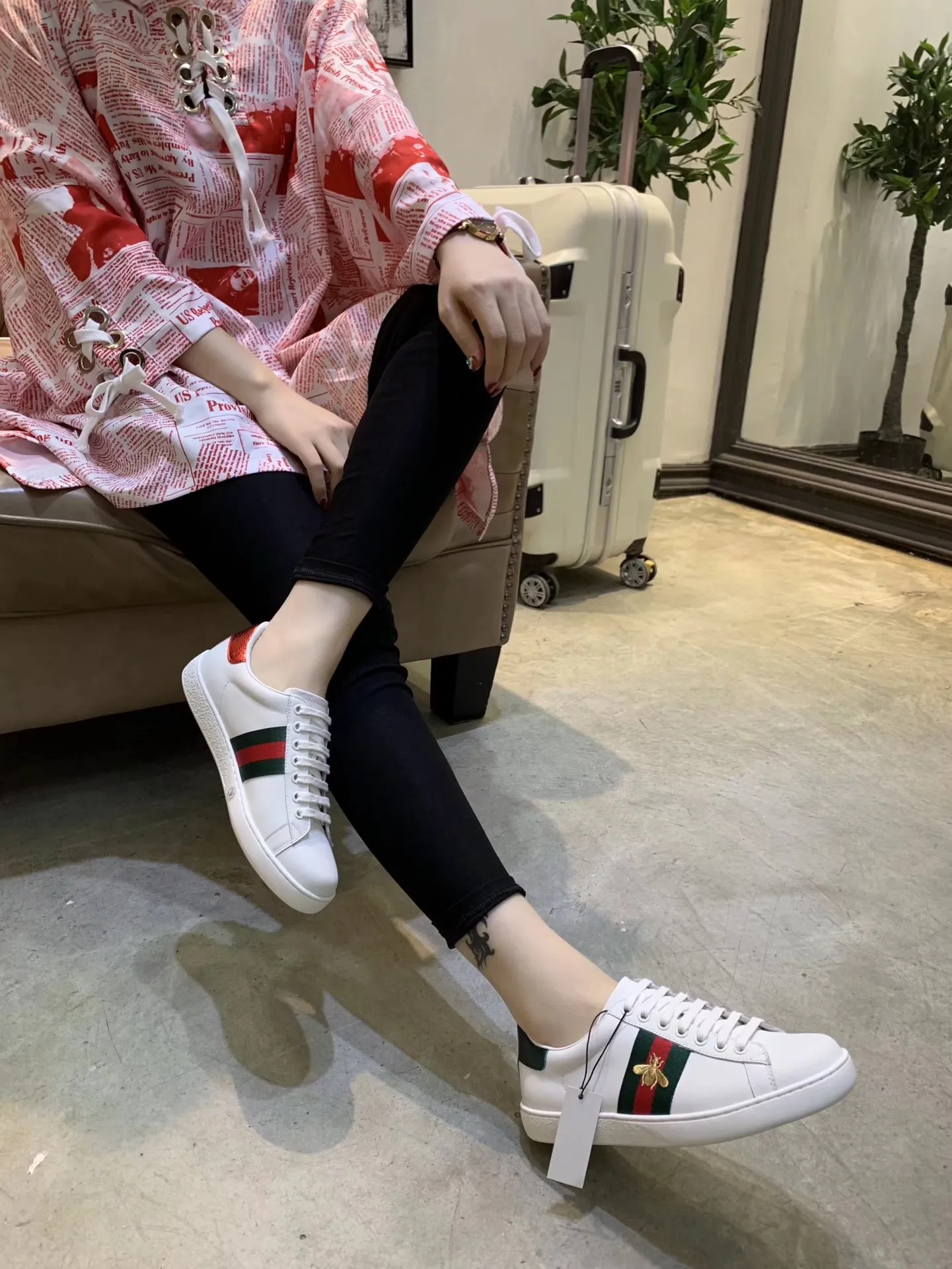 👟👟Ex-factory price 400👟👟Men's size +10 The new little bee GUCCI trendy model, launched at the counter👍top quality, wonderful presentation! Based on the basic model, the electric embroidered bee🐝 original 1:1 molded rubber outsole, flat bottom casual, and easy to match. The upper foot is super comfortable, the material is imported first-layer silk cowhide🐂. off white. Lining/foot padding sheepskin🐑. Code number: 34 to 44 with receipts, cards, tags and bags.